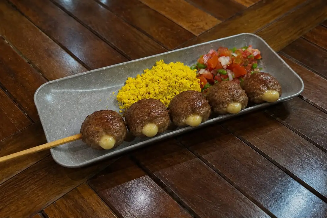 Almôndegas recheadas com queijo