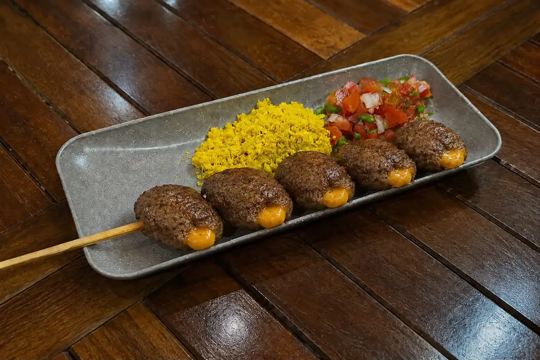 Kafta de boi recheada com queijo cheddar